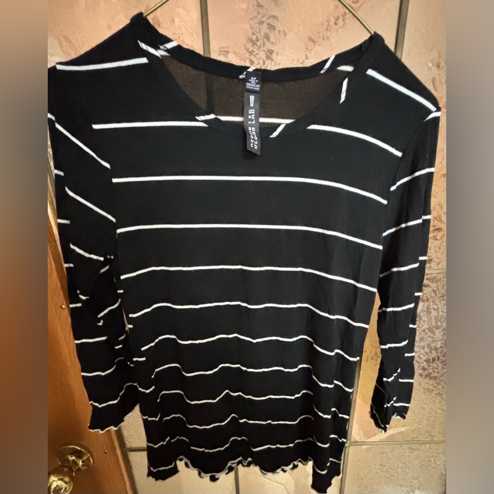 DESIGN LAB BY LORD & TAYLOR BLACK & WHITE STRIPED 3/4 SLEEVE TOP 19” PTP